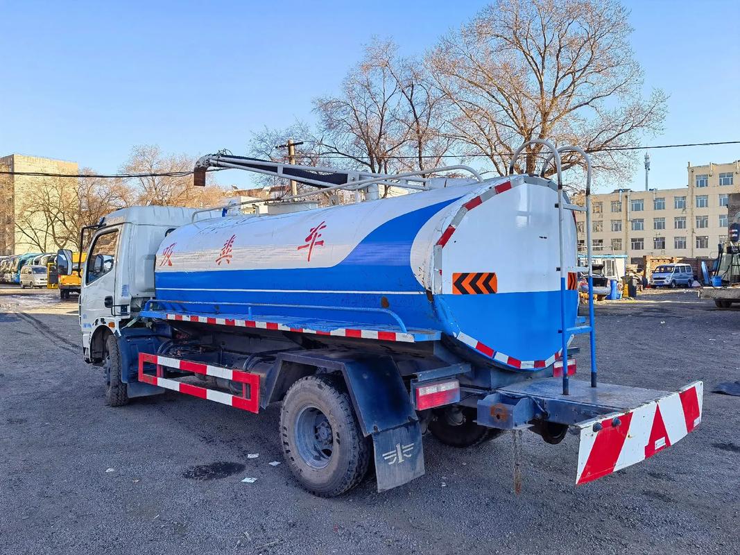 解析2014年中型三座吸糞車 規格、用途與市場價值